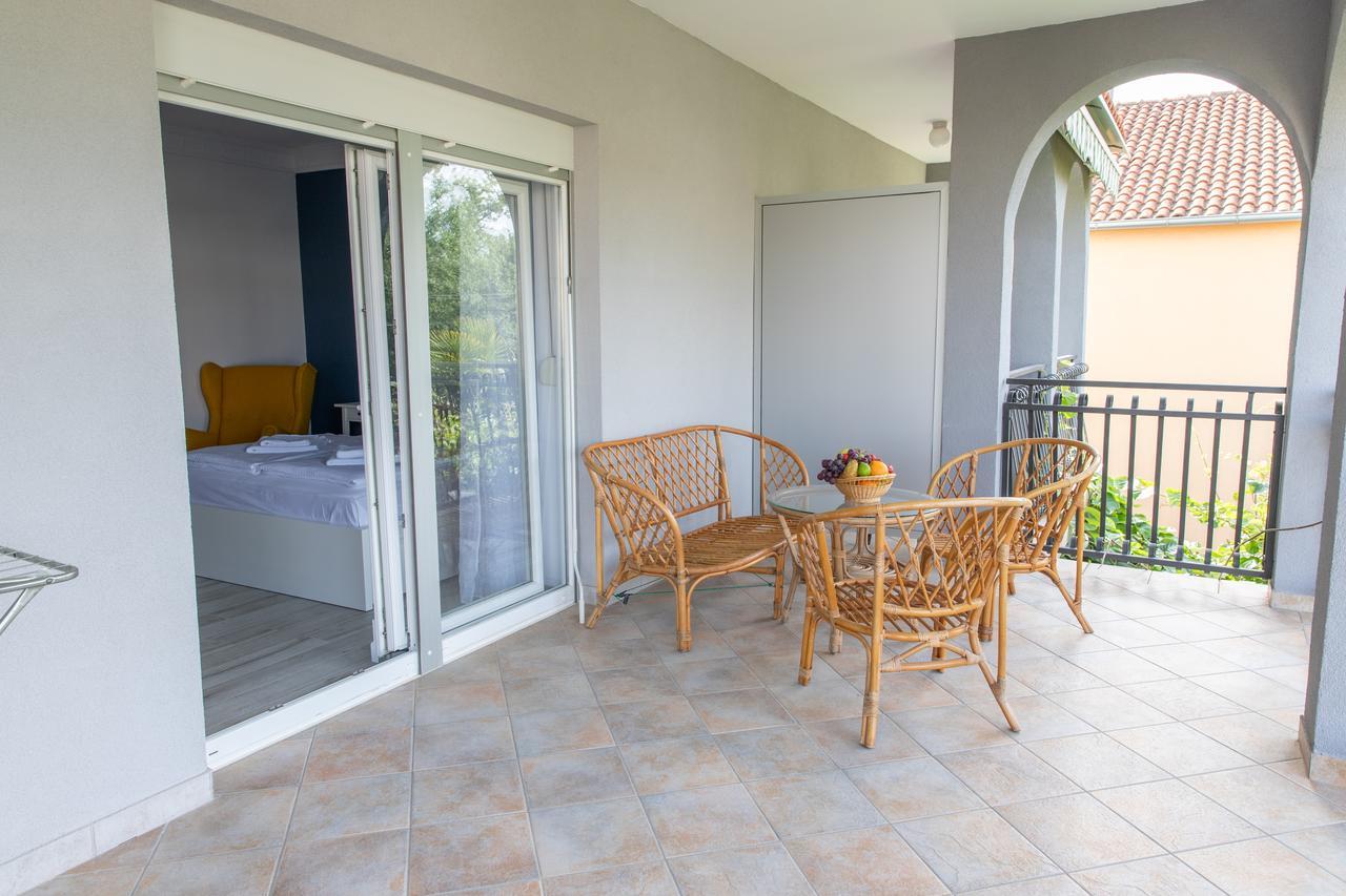 Apartmani Dina Biograd Na Moru Exterior foto